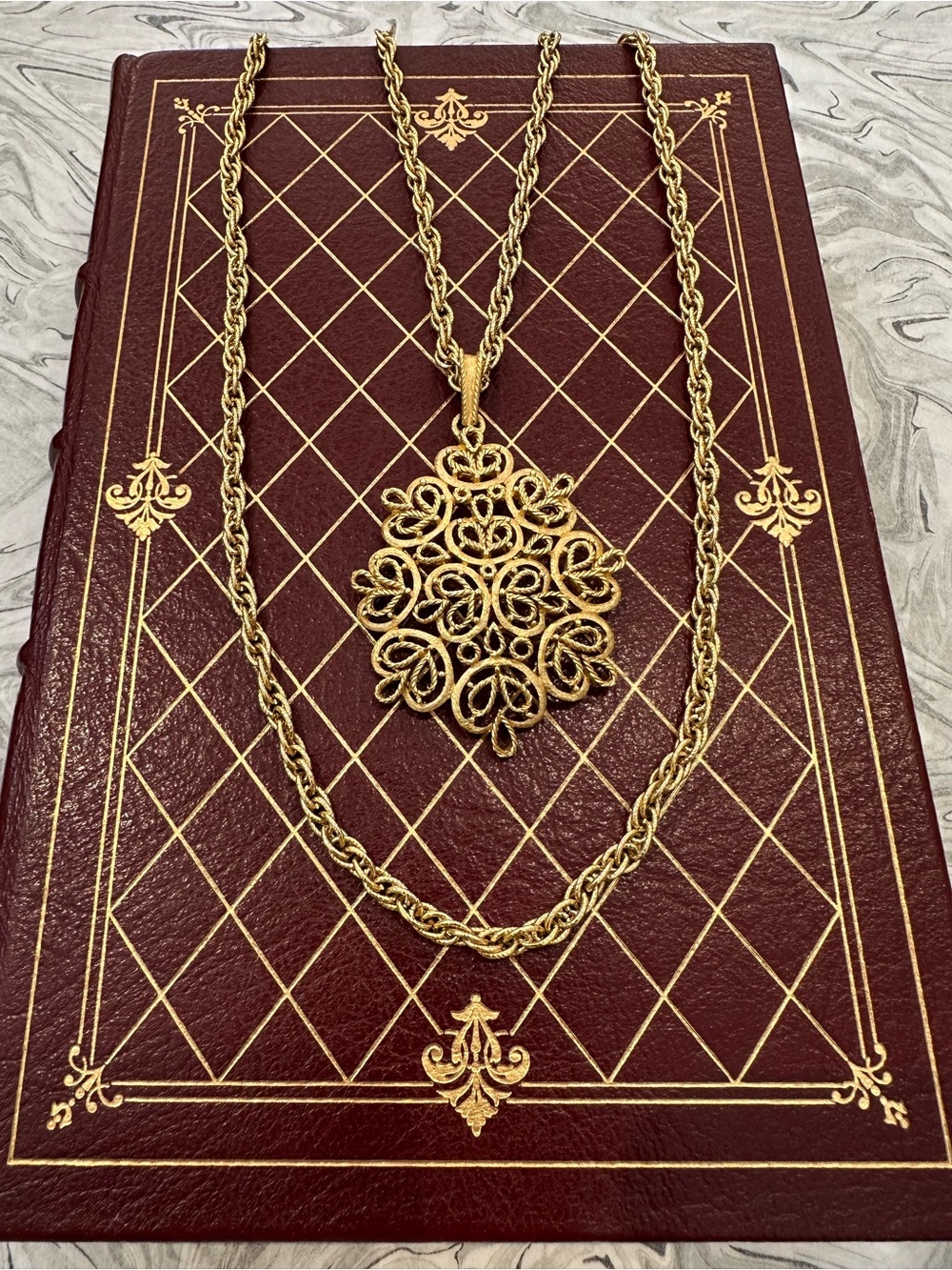👑Vintage Crown Trifari Swirl Pendant Double Chain Gold  Necklace